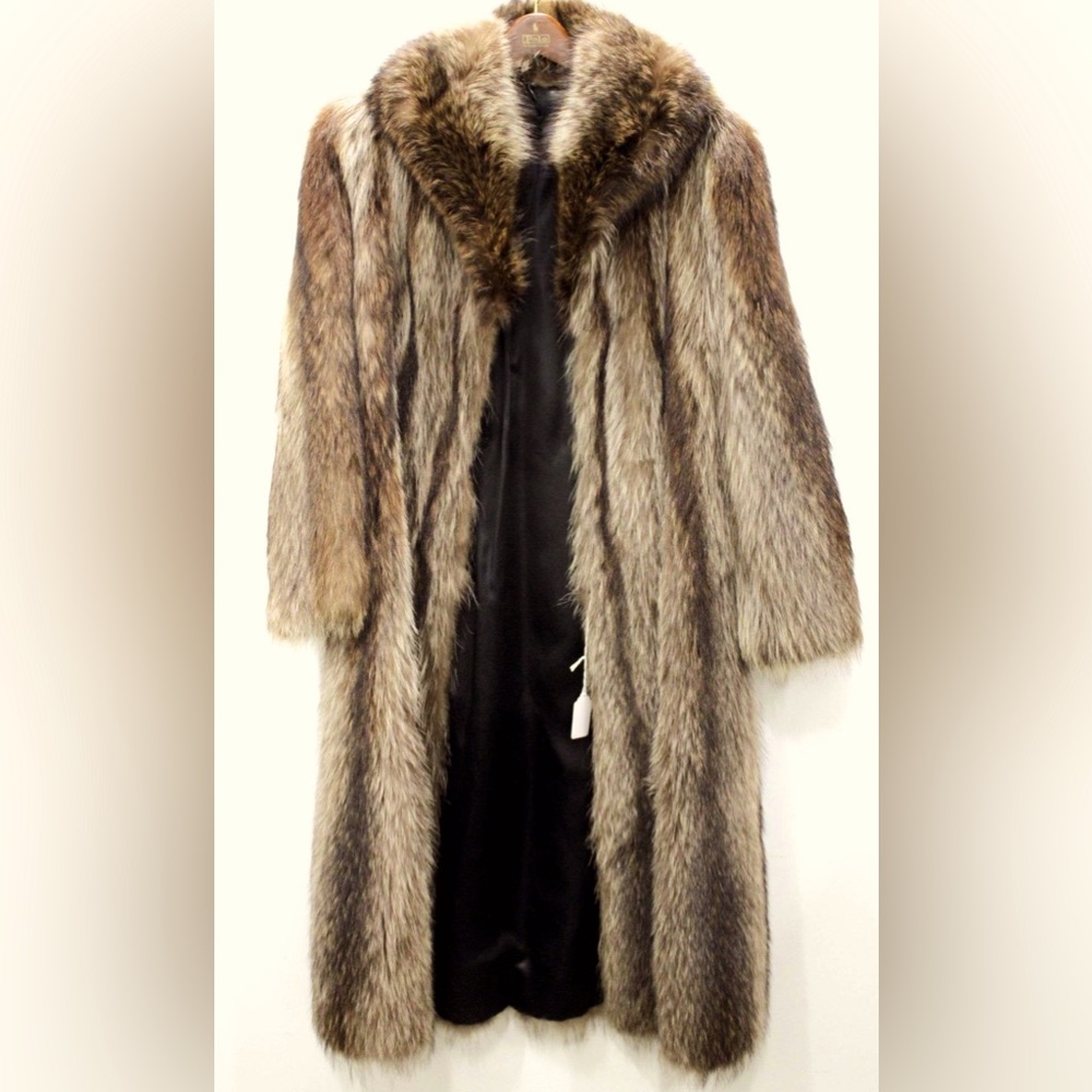 High Quality Vintage Women's Raccoon Ladies' Long Fur Coat - Size Small